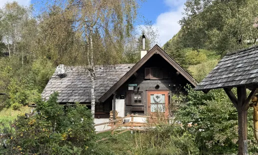 Fischerhütte von aussen im Sommer